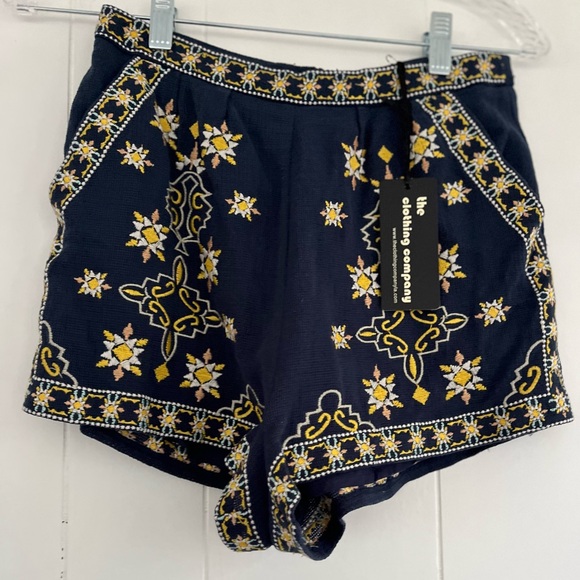 The Clothing Company Pants - NWT The Clothing Company Embroidered Shorts Size Small